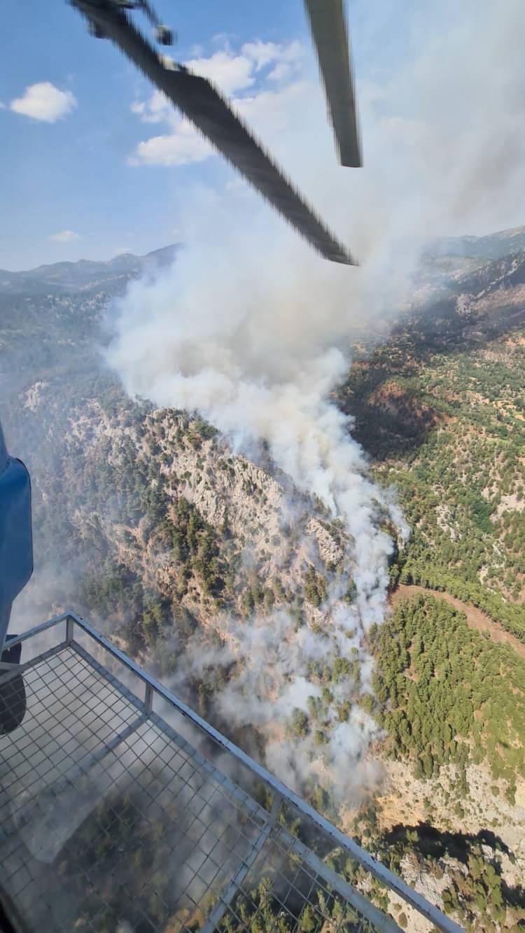 <p>1400 metre yükseklikteki devam eden yangında söndürme çalışması 8 helikopter ve 2 uçakla sürüyor.</p>

<p> </p>
