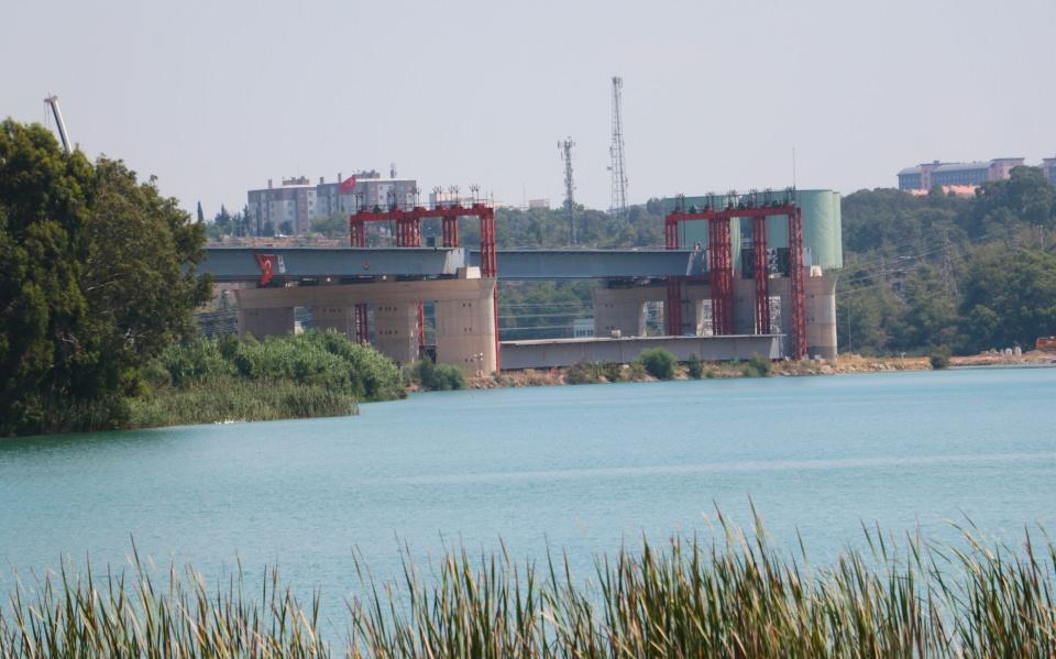 <p><strong>Köprü hakkında</strong><br />
<br />
Gidiş-dönüş üçer şerit, ortasında da raylı sistem planlanan köprü, bin 800 metre uzunluğa sahip olacak. 39 metre genişliğinde, üzerinde toplam 6 şeritli karayolu ve çift hatlı demiryolu olacak şekilde projelendirilen '15 Temmuz Şehitler Köprüsü'nde 24 ayak bulunacak. </p>