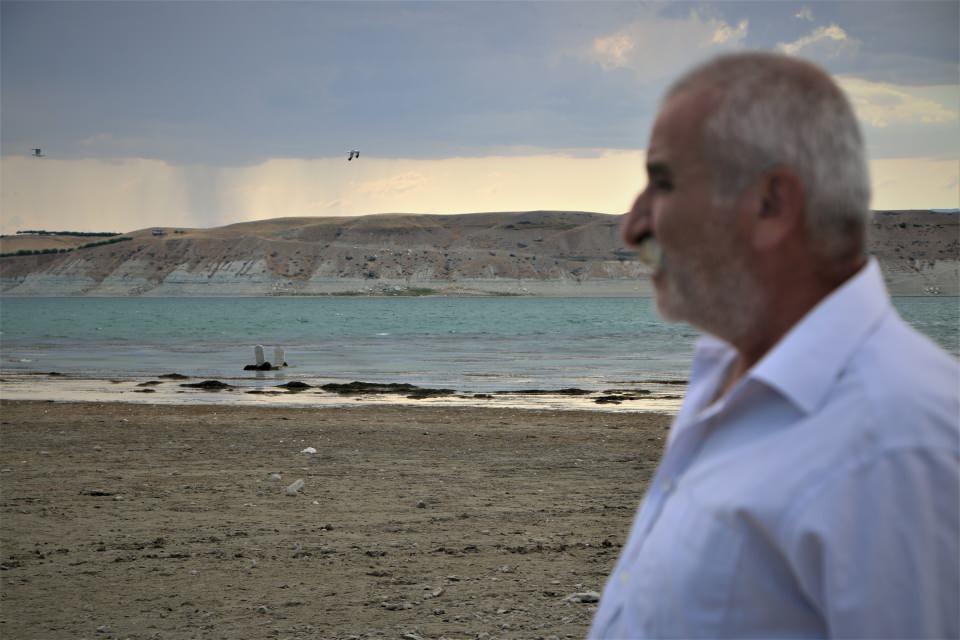 <p>Elazığ’ın Baskil ilçesine bağlı Kumlutarla köyünde, yıllar önce baraj suları altında kalan mezarlar, suların çekilmesiyle birlikte gün yüzüne çıktı. </p>
