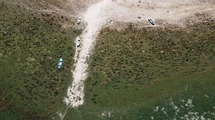 <p>Çınar, İzmir Büyükşehir Belediyesinin de Gördes Barajı'ndan 1 milyon metreküp suyu Marmara Gölü'ne verme talebini değerlendirdiklerini anlatarak, şunları kaydetti:</p>
<p> </p>