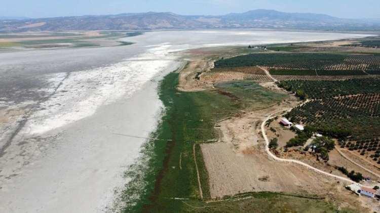 <p>"İzmir Büyükşehir Belediyesinin göle içme suyu hissesinden 1 milyon metreküp su salınması talebiyle alakalı, İZSU Genel Müdürlüğüne verdiğimiz yanıtta: 'Bu konuda kapsamlı bir teknik çalışma yapılması gerektiğini, Gördes Barajı'ndan salınacak 1 milyon metreküp suyun, toprak kanal ve tabii dere yatağından yaklaşık 33 kilometre yol katederek göle ulaşacağını, bırakılacak suyun uzun bir dönemdir suya aç olan bu güzergahta yatağın doygunluğa geçtikten sonra akışa geçeceğini, dolayısıyla 1 milyon metreküp suyun tamamının göle ulaşamayacağını, ulaşan kısmının ise sıcak geçen bu aylarda hızlıca buharlaşabileceğini, bu hususların ve İzmir'in içme suyu ihtiyacının da göz önünde bulundurularak talebin yeniden değerlendirilmesini' istedik."</p>