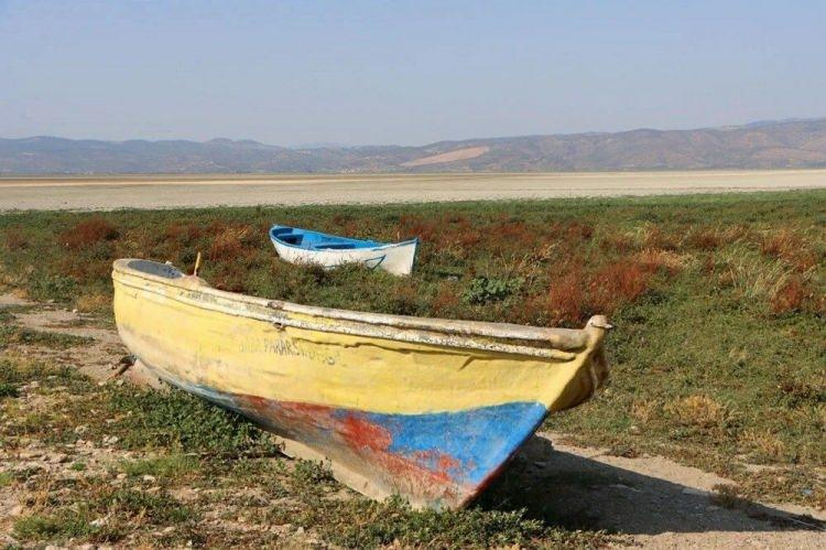<p>Gölmarmara Su Ürünleri Kooperatifi Başkanı Rafet Kerse ise göle artık "tamamen kurudu" gözüyle baktıklarını anlatarak, "Şu anda tahminen 10 santimetre civarında su var. O su da sadece karşı bölgede az bir alanda. Gölün doğu kısmı tamamen kurudu, yüzde 90'ı tamamen kurudu diyebilirim." ifadelerini kullandı.</p>
<p> </p>