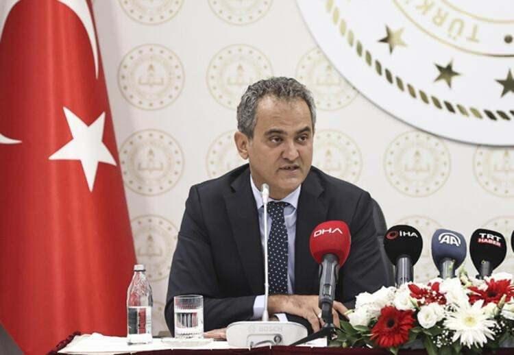 <p>"Okullarda yüz yüze eğitimin bir kez daha aksamaması için maske, mesafe ve hijyen kurallarından asla taviz vermeyeceğiz. Öğrencilerimiz, öğretmenlerimiz ve diğer eğitim çalışanlarımız okula maske takarak gelecekler. Öğrenci ve personelimizin okul içinde maskeye ihtiyaç duymaları durumunda okul idarelerimiz ücretsiz maske temin edecek. Kurum personeli ve öğrenciler dışındaki kişilerin okula giriş ve çıkışları okul yönetimleri tarafından sınırlandırılacak."</p>
