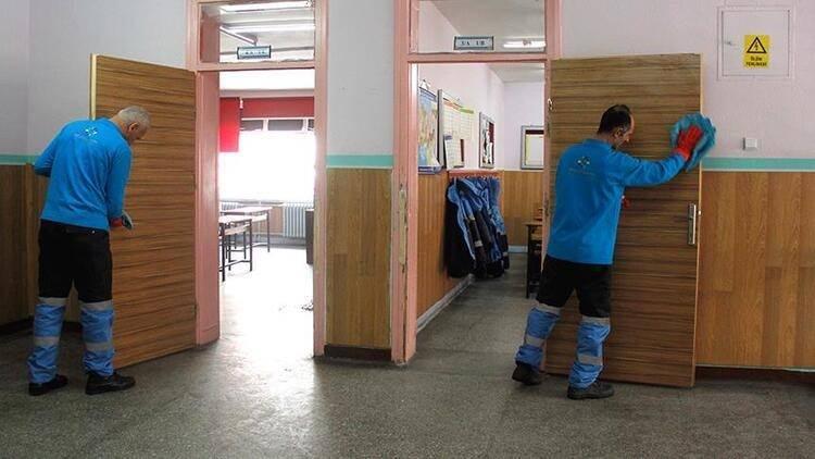 <p>Toplantıda, hijyen koşullarına ilişkin hazırlıkların yanında kısa süre önce yangın ve sel felaketlerini yaşayan illerdeki son hazırlıklar da gündeme geldi. Okulların onarım çalışmalarının hızla devam ettiğini kaydeden Bakan Özer, il yöneticilerine okulların açılış tarihine kadar hazırlıkların tamamlanması talimatı verdi.</p>
