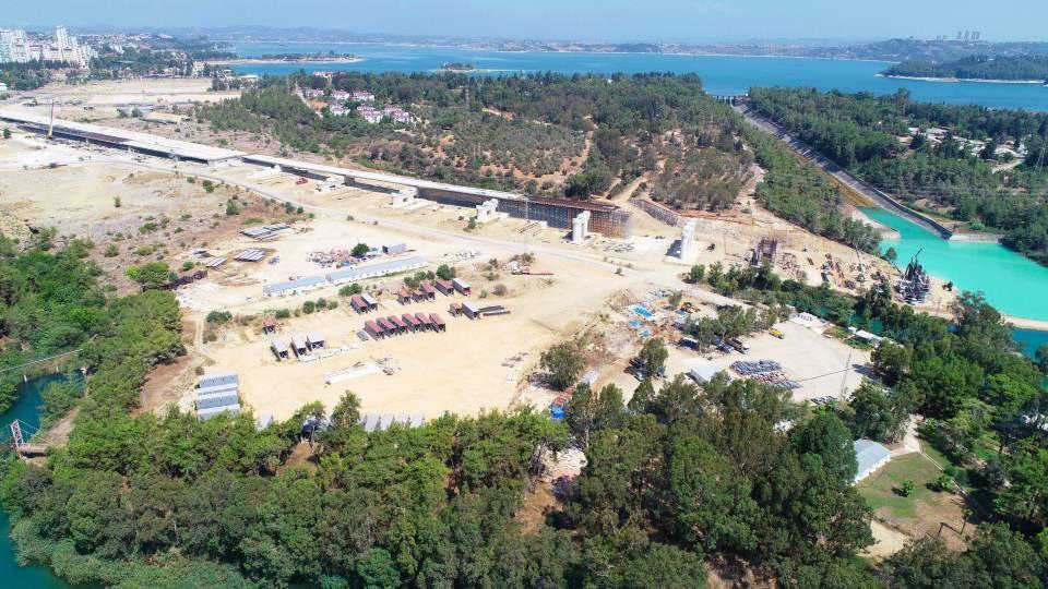 <p><strong>“Adana trafiğinin beli kırılacak”</strong><br />
<br />
Köprünün kent trafiği için elzem hale geldiğini kaydeden Karslıoğlu, daha sonra şunları söyledi:<br />
“Köprünün taahhüdü üstlenen firmanın da süresinden önce bitireceğine inanmaktayız. Bildiğiniz üzere bu köprü Türkiye’nin en uzun dördüncü köprüsü olacak. Günde 60 bin araç geçecek. </p>