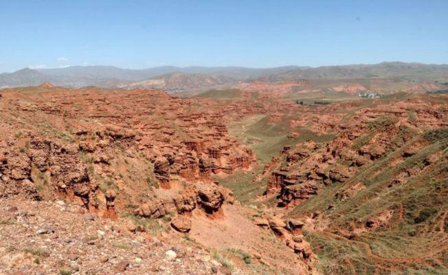 <p><span style="color:#B22222"><strong>Fotoğraf tutkunları için vazgeçilmez bir manzarayı ayaklar altına seren Narman Peri Bacaları, yerli ve yabancı turistler tarafından yoğun ilgi görmektedir.</strong></span></p>

