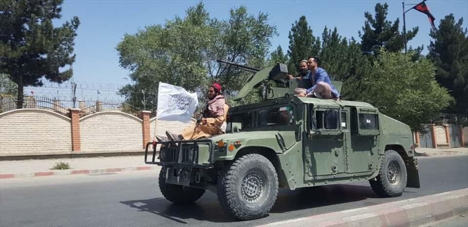 <p>Taliban militanlarının, Afganistan'ın başkenti Kabil'in kenar mahallerine girmeye başladığı bildirildi.</p>
<p> </p>