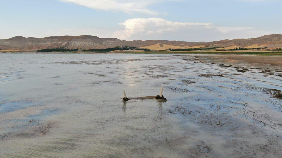 <p>Elazığ’da bir köyde baraj sularının 150 metre çekilmesiyle birlikte 700 yıllık mezarlık gün yüzüne çıktı.<br />
 </p>

