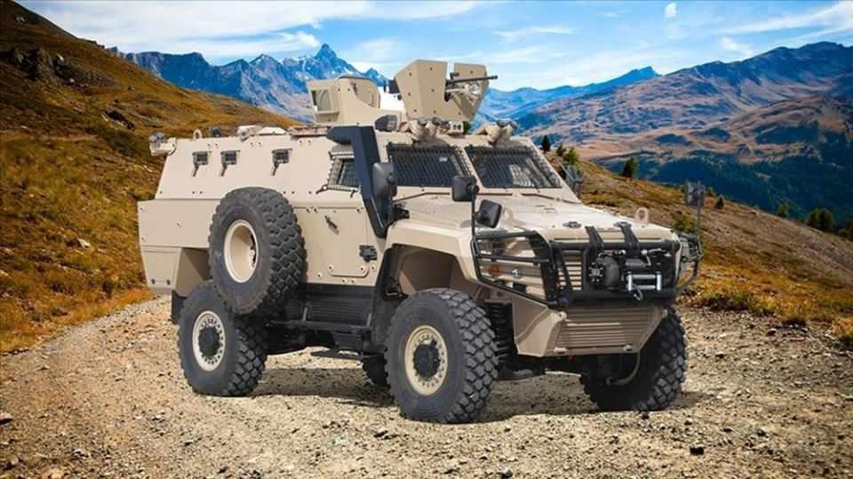 <p>Cobra II 4x4 zırhlı ürün ailesi, Türkiye'de ve dünyada 15 ülkede görev alan Cobra ürün ailesinin yeni modeli olarak tasarlandı, geliştirildi ve 2013'te Otokar ürün gamına eklendi.</p>

<p>Kullanıcıların farklı görev ihtiyaçlarına uygun olarak Cobra II, Cobra'ya kıyasla daha yüksek taşıma kapasitesine ve daha geniş bir iç hacme sahip olarak tasarlandı. Yüksek hareket kabiliyetine sahip Cobra II, tıpkı Cobra gibi farklı görevler için modüler bir yapı ile sunuldu.</p>

<p>Otokar, Cobra ile elde ettiği başarıyı ailenin yeni üyesi Cobra II ile pekiştirdi. Cobra II kısa sürede başarılı performansıyla kullanıcıların beğenisini kazandı; Türkiye'nin yanı sıra ihracat pazarlarında da tercih edilen bir araç oldu.</p>
