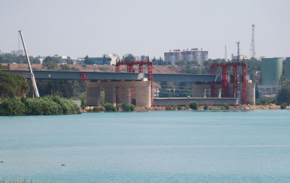<p>Köprüde toplam 585 adet çelik kiriş kullanılacak. Nehir üzerinde geçen bölüm ise 900 metreden oluşacak.</p>