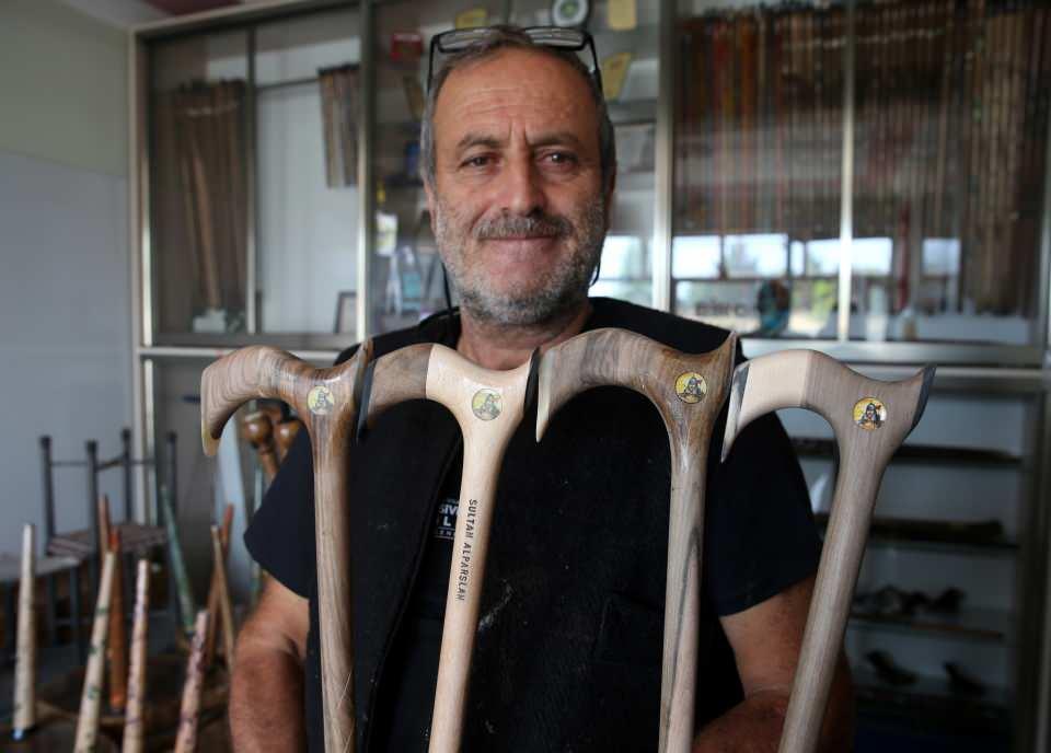 <p>Talep olması durumunda seri üretimle her yere baston gönderebileceklerini dile getiren Birol, "Sultan Alparslan'ın resmini 350 yıllık bir ceviz ağacı üzerine işledik, üzerine Sultan Alparslan yazdık. </p>