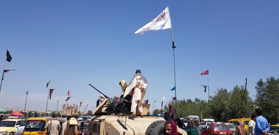 <p>Mücahid, Kabil'in yoğun nüfusu nedeniyle çatışmalara girmeyeceklerini, başkent merkezini müzakereler yoluyla almak istediklerini ve Taliban mensuplarına kent merkezinin giriş noktalarında beklemeleri emri verdiklerini açıkladı.</p>