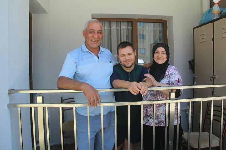 <p>Ben kaynakçıyım. Birkaç işim vardı. Hilti ile duvarı zor deldim. O kadar sağlam. Devletimiz başından beri vatandaşına sahip çıktı. Şuanda Karadeniz’de vatandaşın yanında. Burada da yanımızdaydı. Emeği geçen herkesten Allah razı olsun” diye konuştu.</p>

<p> </p>

