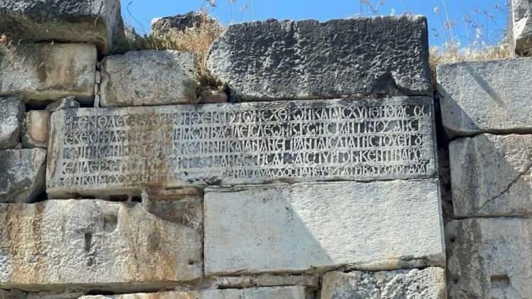 <p>Sur taşlarına işlenmiş Roma kitabesi uzman arkeologlar tarafından Türkçeyi çevrimi yapıldı.</p>

