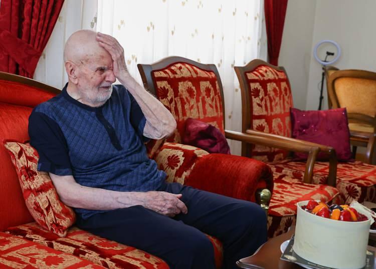 <p>102 yaşındaki Uygun, gözyaşlarına hakim olamadı.</p>
