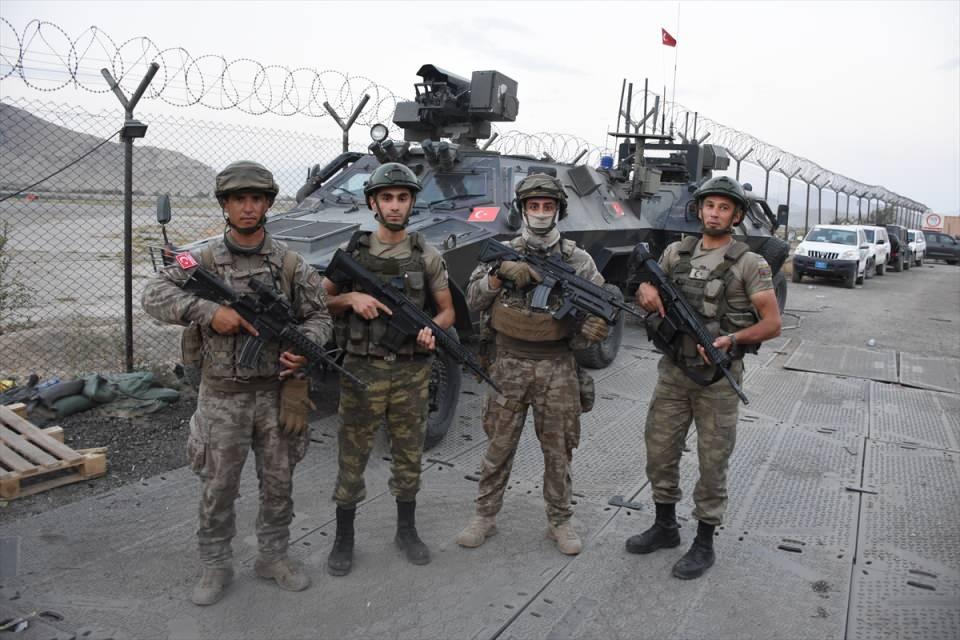 <p>Taliban'ın kontrolü ele geçirdiği Kabil'de Hamid Karzai Uluslararası Havalimanı'ndaki tahliye hareketliliği sürüyor.</p>

<p> </p>
