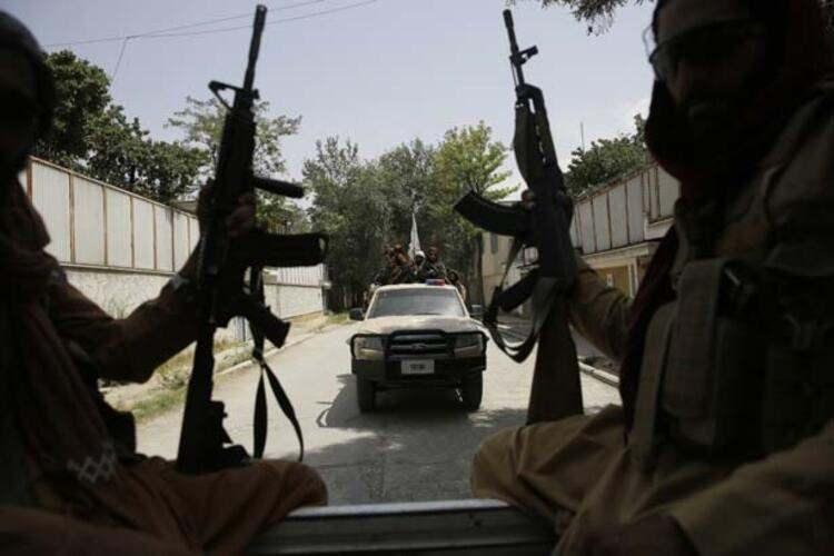 <p>MİLYARLARCA DOLAR DEĞERİNDE SİLAH</p>

<p>Taliban, Afganistan'da muhtemelen 600 bin saldırı tüfeği, yaklaşık 2 bin zırhlı araç ve Black Hawks dahil 40 uçak dahil milyarlarca dolar değerinde ABD silahına el koydu.</p>
