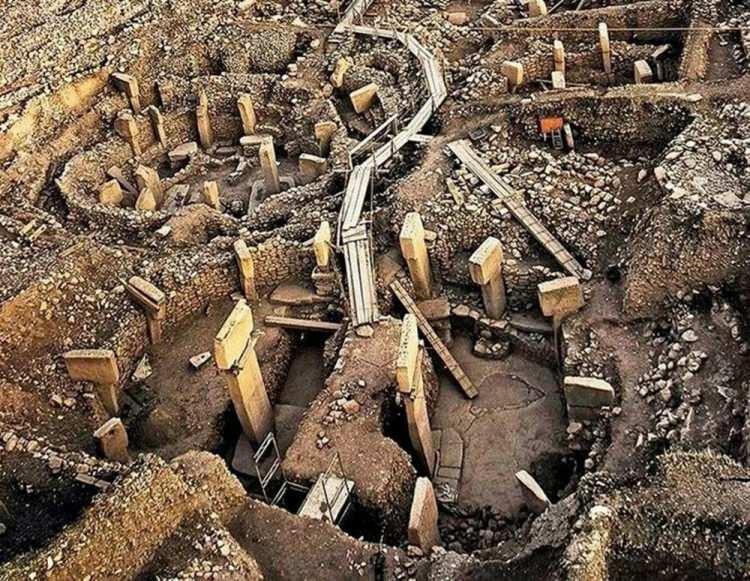 <p>İngiliz BBC Seyahat yazarı Andrew Curry, "2007'de Göbeklitepe'yi ilk gezdiğimde, bu yapıların ne kadar eskiye uzandığını anlamıştım. İngiltere'nin en eski anıtsal yapısı olan Stonehenge'deki taş sütunlar 4 bin 500 yıl önce geç Neolitik dönemde dikilmişti. Göbeklitepe, Stonehenge'den 6.000 yıl önce inşa edilmişti ve nasıl ki bir zamanlar orada yaşayan insanların dünyasını tam olarak anlamak mümkün değilse, sütunlardaki oymaların tam olarak ne anlama geldiğini derinlemesine anlamak da imkansız" dedi.</p>

<p> </p>
