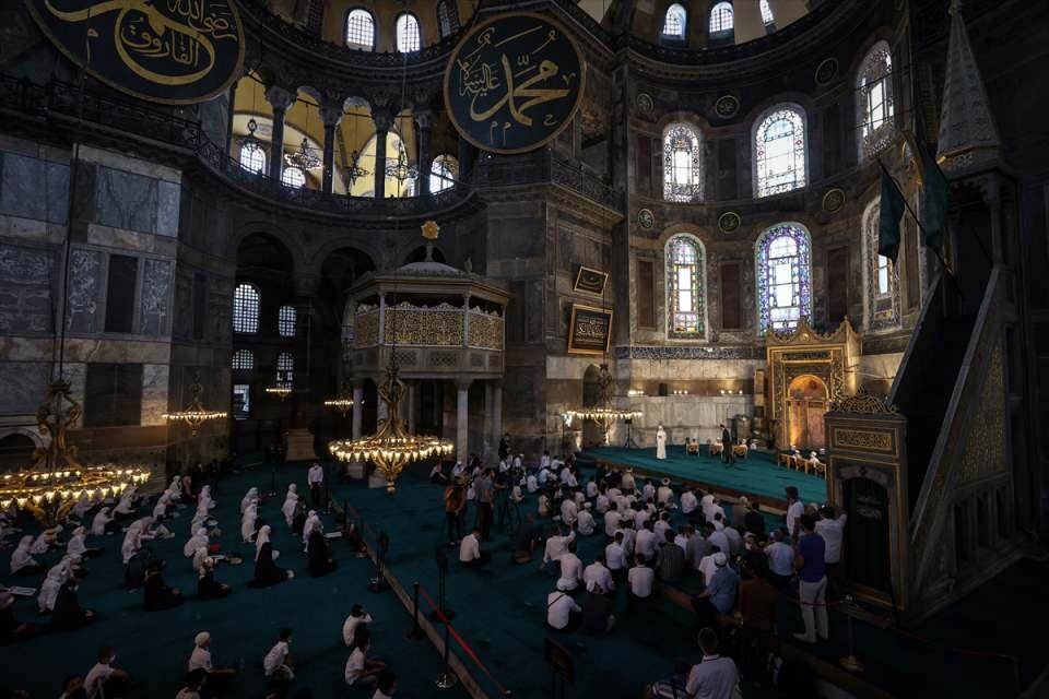 <p>Duaların ardından öğle namazıyla tamamlanan programa İstanbul Vali Yardımcısı Hasan Hüseyin Can, İstanbul İl Müftü Vekili Hüseyin Demirhan, bazı müftüler, 39 ilçeden öğrencilerle Yaz Kur'an Kursu eğiticileri katıldı.</p>