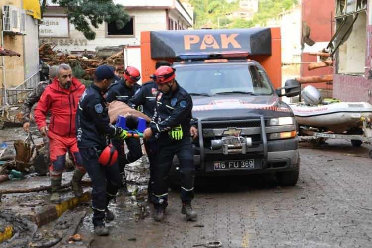 <p>Elazığ depreminden sonra İçişleri Bakanlığının talimatı ile kurulduktan sonra birçok bölgede görev alan Polis Arama Kurtarma (PAK) ekipleri bu kez ise Kastamonu’da sel felaketinin oluşturduğu yaraları sarmak için cansiperane şekilde çalışmalarını sürdürüyor. Felaketin ilk gününden itibaren 300’e yakın kişiyi kurtaran kahraman tim, görevini başarı ile yürütüyor.</p>
