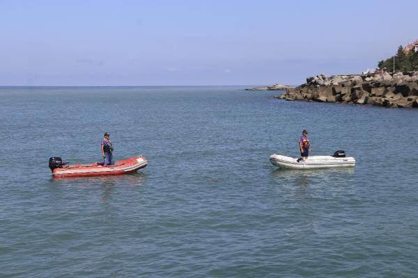<p>Zonguldak'tan gelen AFAD'ın su altı ekibinde bulunan Atilla Çağlar, selin yaşandığı ilk günden itibaren 350'ye yakın kişinin tahliyesini gerçekleştirdiklerini, şimdi de kayıpların bulunması için gece gündüz çalıştıklarını söyledi. </p>