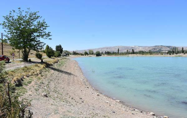 <p>Suyun kıyıdan yaklaşık 30 metre çekilmesiyle gölet zemininde çatlaklıklar oluşurken, daha önce su altında kalan ağaç köklerinin ortaya çıktığı gözlendi.</p>
