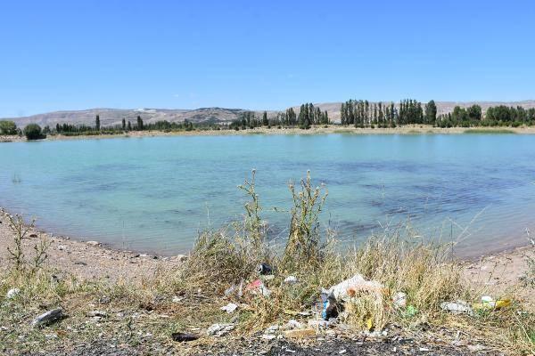 <p>Temmuz ayında etkili olan aşırı sıcakların yanı sıra tarım arazilerinin düzensiz sulanması nedeniyle de göletteki suyun azaldığı belirtiliyor. </p>
<p> </p>
