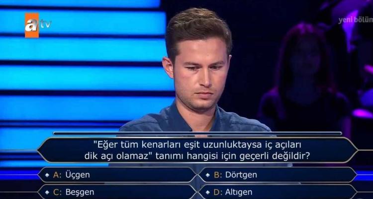 <p><strong>Milyonların severek takip ettiği Milyoner'de bir yarışmacıya sorulan 'Eğer tüm kenarları eşit uzunluktaysa iç açıları dik açı olamaz tanımı hangisi için geçerli değildir?' sorusuna yarışmacının verdiği yanıt herkesi şoke etti. </strong></p>
