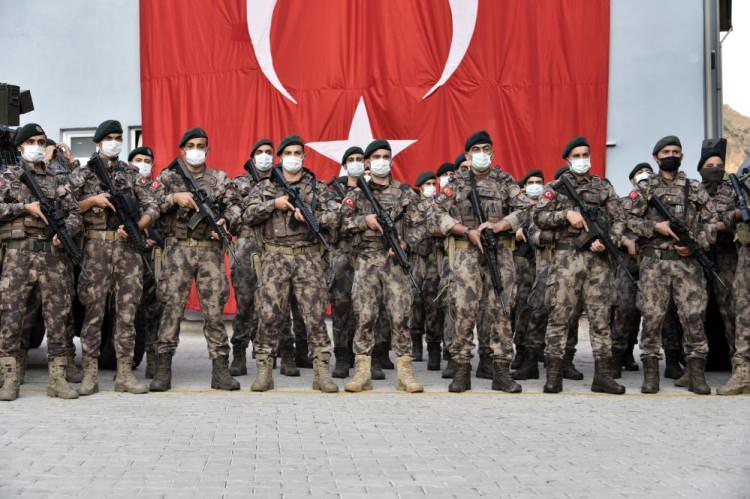 <p>Kardeşlerimiz 60 kişi olarak göreve çıktılar. Allah yollarını açık eylesin. Vatanımızın, milletimizin bütünlüğü için, devletimizin bekası için mücadele edecek kardeşlerimize kolaylıklar diliyor, selametle gidip selametle gelmelerini temenni ediyoruz” dedi.</p>