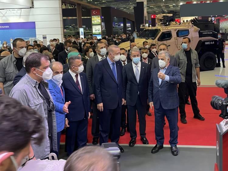 <p> Albayrak Grubu Yönetim Kurulu Başkanı Ahmet Albayrak ve Yönetim Kurulu Başkan Vekili Nuri Albayrak, PUSAT Hibrit hakkında Cumhurbaşkanı Erdoğan’a ve Akar’a bilgi verdi. Aynı zamanda Alp1 motor, Alp2 motor, Alp3 motor, uçak durdurma sistemi, menzil arttırıcı sistem, Tmsn Marin 5.4, Tmsn Marin 7.4, Tmsn S800 Marin, Tmsn Comon rail, süspansiyon sistemi, diferansiyel, transfer kutusu, tekerlek göbeği hakkında detaylar aktarıldı.</p>
