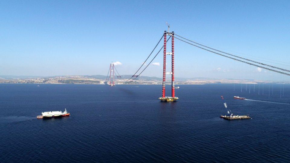 <p><strong>30 TABLİYE BLOKU MONTAJI YAPILDI</strong></p>
<p>Ana halatların montajının tamamlandığı köprüde, araçların geçeceği yolu oluşturacak tabliye bloklarının montajı bir süre önce başlamıştı. 1915 Çanakkale Köprüsü'nün yolunu oluşturacak, her biri 45 metre genişliğinde, 48 metre uzunluğunda ve 700 ton ağırlığındaki mega tabliye bloklarının bağlanacağı askı halatlarının ana halatlara montajı devam ediyor. </p>