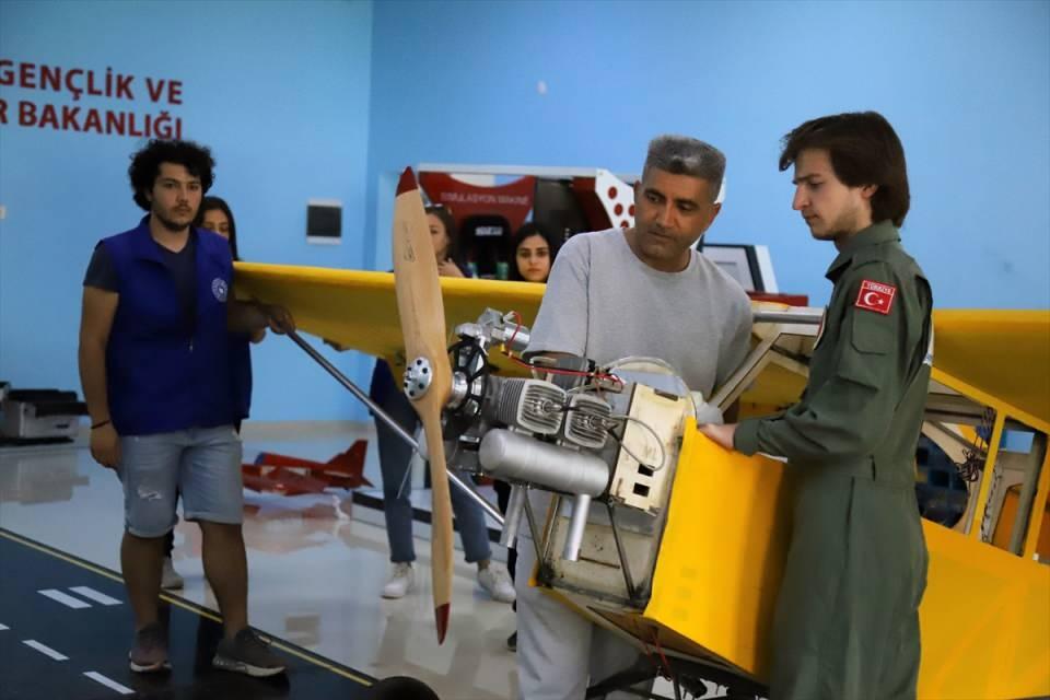 <p>Bu da bizi kesmedi, çünkü Türkiye, insansız hava araçları konusunda dünyada marka haline geldi. Biz de 'ülkemizi daha güçlü bir yere nasıl getirebiliriz' diye düşündük. Hocalarımızla beraber dünyada adımızın duyulacağı bir proje yapalım istedik. Guinness Rekorlar Kitabına giren uçak 5 metre 65 santimetre, bizimkisi ise 7 metre kanat uzunluğuna sahip."<br />
Sarı, uçağın tamamlandığında adlarını dünya tarihinde bir yere yazacaklarına inandığını ifade etti.<br />
</p>