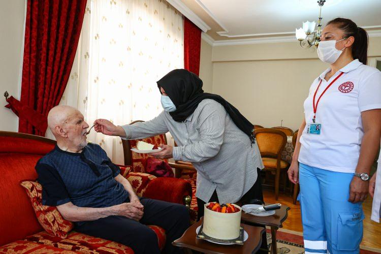 <p>Gençlerin aşılanmasının önemine dikkati çeken Günay, "İnsanların çoğu bizim kadar yaşananları yakından görmediği için salgının ciddiyetini anlayamıyor. Gençler topluma örnek olması gerekirken aşılama konusunda geride kalmış durumdalar. Onlar Kemal amca gibi büyüklerini örnek almalılar." diye konuştu.</p>