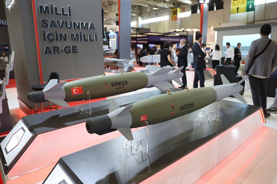 <p><strong>- Güdüm kitleri ilk kez IDEF 2021'de sergilendi</strong></p>
<p>Gürcan Okumuş, Kuzgun Modüler Mühimmat ailesinin 100 kilogram sınıfında bir mühimmat olduğuna işaret ederek, şunları kaydetti:</p>
<p>"Kuzgun'un serbest güdülen, turbo jetli dediğimiz, yani kendi yakıt deposu olan çok daha uzun menzilli, 200 kilometrenin üzerinde bir menzili olan versiyonu olacak. Bir de katı yakıtlı bir versiyonu olacak. Farklı operasyonel konseptlere göre kullanılabilecek. Lazer ve diğer başlıklar için alternatifler olacak. </p>