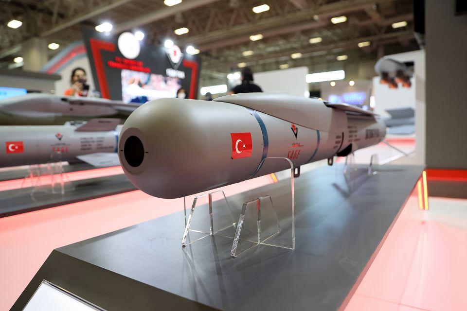 <p>TÜBİTAK SAGE'nin geliştirdiği ve ilk kez IDEF'te sergilenen Gözde ve Gökçe isimli güdüm kitleri hakkında da bilgi veren Okumuş, Gözde hassas güdüm kitinin İHA'lardan atılıp aynı zamanda da hareketli hedeflere ulaşabilecek ve lazer arayıcı başlıklı bir versiyonunu çıkardıklarını bildirdi.</p>
<p> </p>