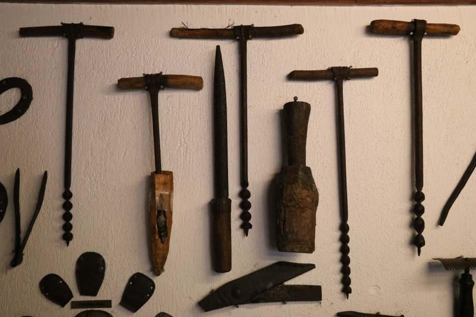 <p>Afyonkarahisar il ve ilçelerinde, evinde böyle tarihi eserler bulunan kişilerin de yardımını bekliyoruz. Buranın açılışında emeği geçenlerden Allah razı olsun" diye konuştu.</p>