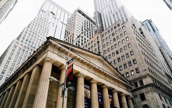 <p><strong>New York Federal Rezerv Bankası</strong></p>

<p>Bu ünlü bankada Fort Knox’tan daha fazla altın külçesi bulunuyor. Bu kadar fazla değerli eşyanın bir yerde bulunması da sıkı güvenliği beraberinde getiriyor.</p>
