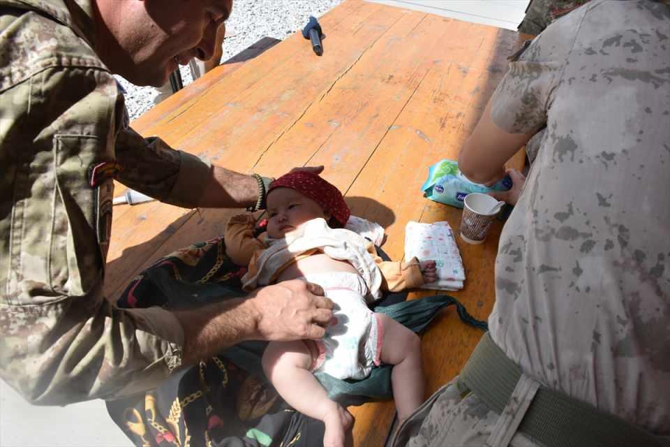 <p>Afganistan'ın başkenti Kabil'de ülkeyi terk etmek isteyenlerin akın ettiği Hamid Karzai Uluslararası Havalimanı’nda çıkan kargaşada annesinden ayrı düşen iki aylık Hadiya bebeğe Türk askerleri sahip çıktı. Askerler, temizliğiyle ilgilendikleri ve mama verdikleri bebeği, babasına teslim etti.</p>

<p> </p>
