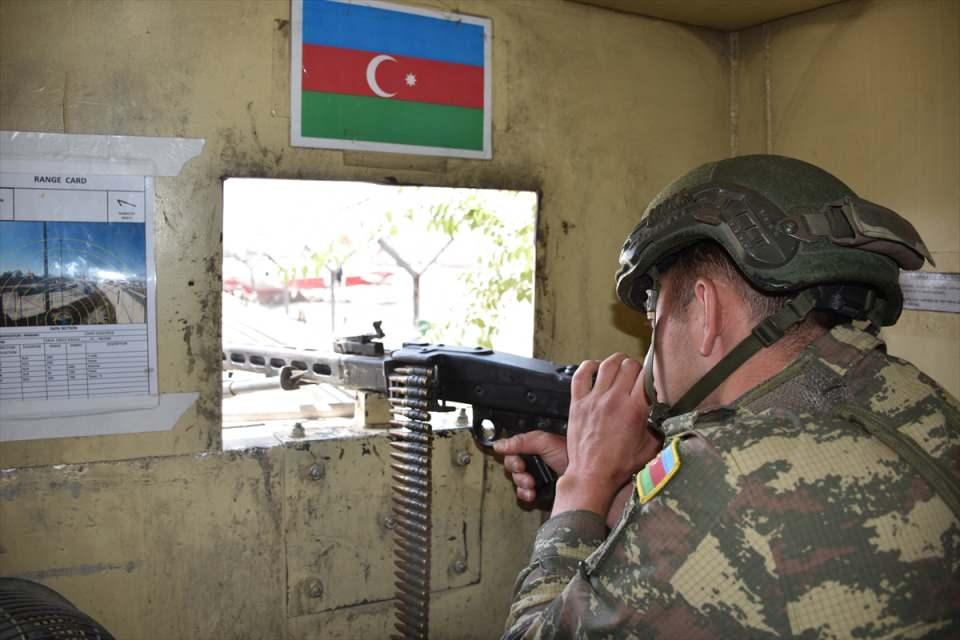 <p>Azerbaycanlı askerlerden Anaz Babayev, "Şu anda Afganistan'da görevimizin başındayız. Türk kardeşlerimizle birlikte görev yapıyoruz. Onlara yardım ediyoruz." dedi.</p>
<p> </p>