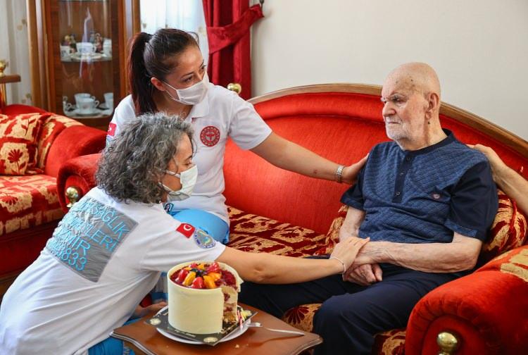 <p>"102 yaşında olmasına rağmen aşı olarak insanlığa ve topluma örnek oldu"</p>
<p>Evde Sağlık Hizmetlerinde görevli doktor Mesut Günay, Uygun'u 5 yıldır kızının evinde takip ettiklerini söyledi. Uygun'un Kovid-19 salgını sürecinde tüm kurallara uyduğunu, aşılarını olduğunu belirten Günay, "Kovid-19 salgını insanları ve sistemi yoran bir savaş. Bize devam etme gücünü, Kemal amca gibi bize inanarak güvenen ve aşı olan insanlar veriyor. </p>