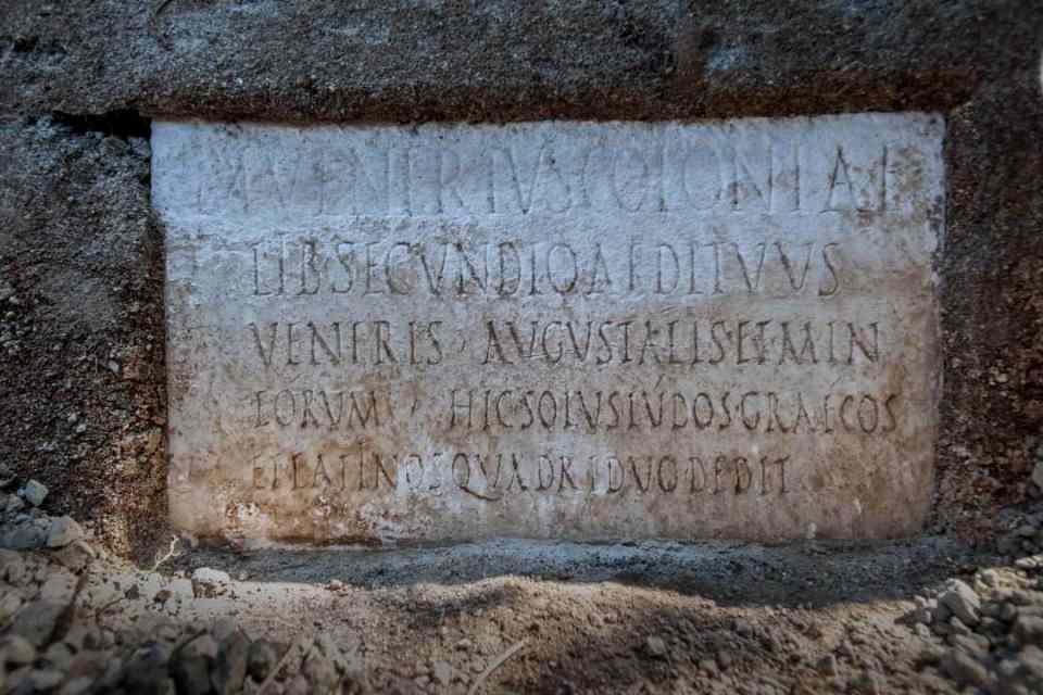 <p>Ayrıca mezarın tepesinde bulunan mermer bir levha üzerinde Secundio’ya adanmış bir yazıtın, Pompeii’de Yunanca yürütülen tiyatro gösterilerine atıfta bulunduğu belirtilirken, Pompeii Arkeoloji Parkının Müdürü Gabriel Zuchtriegel’in, bunun “Pompeii'de daha önce dolaylı göstergelere dayalı olarak varsayılmış olan Yunan dilindeki performansların ilk açık kanıtıdır” ifadeleri yer aldı.</p>

<p> </p>

<p> </p>
