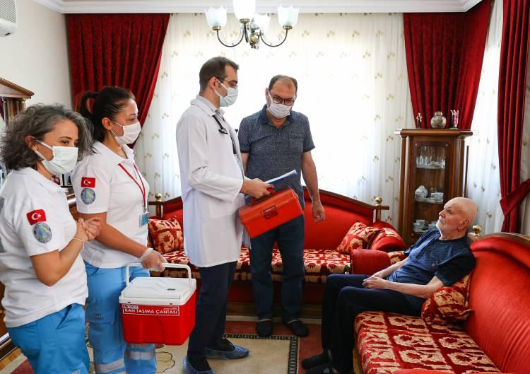 <p>İzmir Bakırçay Üniversitesi Çiğli Eğitim ve Araştırma Hastanesinde görev yapan Evde Sağlık Hizmetleri ekibi, yaptıkları kontrollerde Uygun'un doğum gününün olduğunu belirledi.</p>