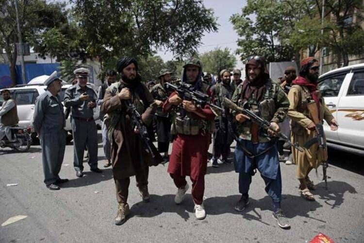 <p>İsminin açıklanmaması koşuluyla haber ajansı Reuters'a açıklama yapan bir ABD'li yetkili, "Yok edilmeyen her şey artık Taliban'ın" dedi.</p>