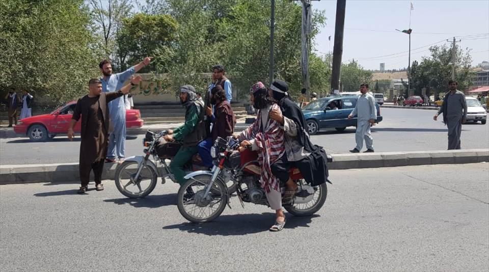 <p>Taliban sözcüsü Zabihullah Mücahid, Twitter hesabından yaptığı paylaşımda başkent Kabil'in merkezini güç kullanarak ele geçirmeyeceklerini duyurdu.</p>
<p> </p>