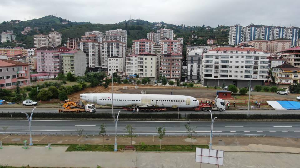 <p>Aradan geçen 5 aylık bir dönemden sonra pistten çıkan uçak 2,5 saatlik bir çalışmanın ardından sabahın erken saatlerinde 1 kilometre mesafede bulunan hizmet vereceği alana getirildi. </p>