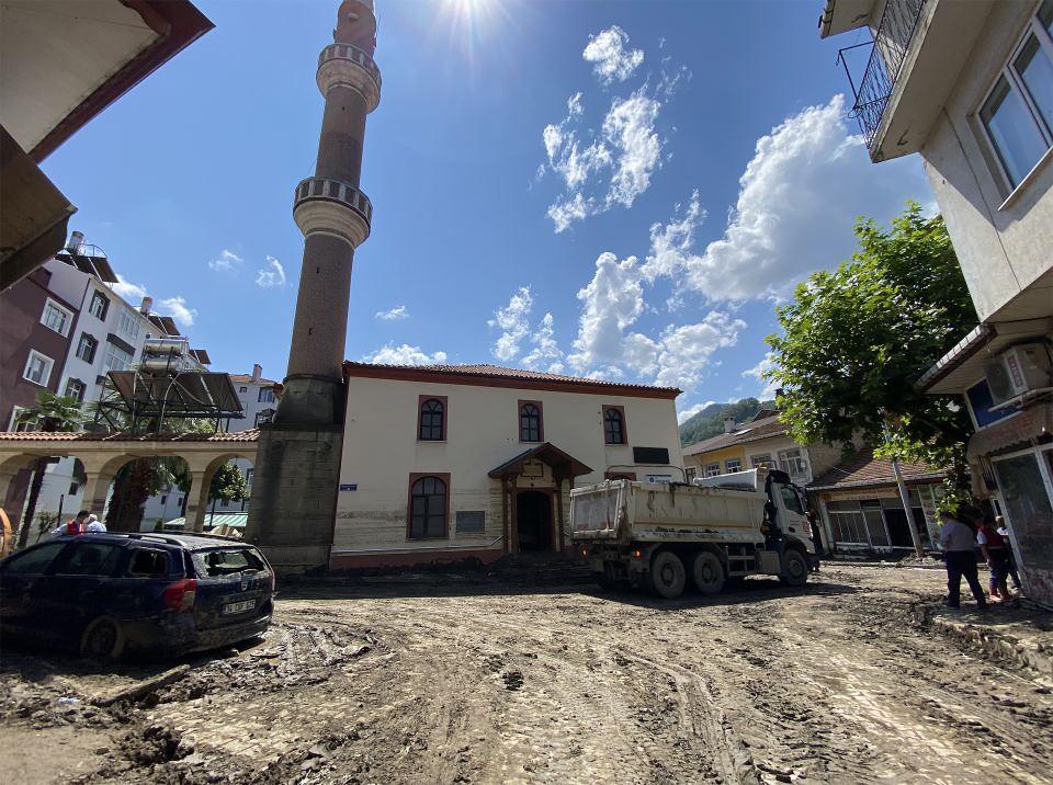 <p>İlçe merkezinde 1908 yılında inşa edildiği belirtilen Merkez Camisi'nin içi de yarım metreyi bulan balçıkla kaplandı.</p>
<p> </p>