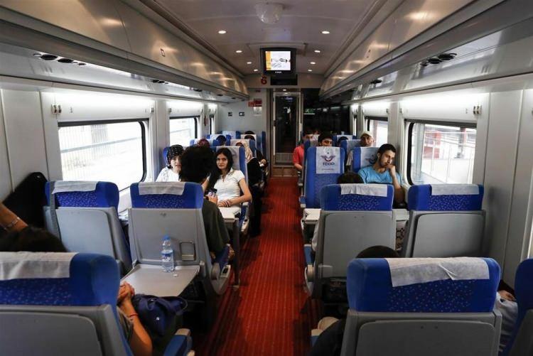 <p>Demiryolları üzerinde faaliyet gösterecek araçları ve demiryolu modernizasyonuna ilişkin yerli ve millî teknolojileri üretmek, hat kapasitesini genişletmek, hizmet odaklı, akıllı ve katma değerli taşımacılık yapmak için başlatılan bu reform ile Türkiye genelinin hızlı tren ağları ile donatılması hedefleniyor.</p>