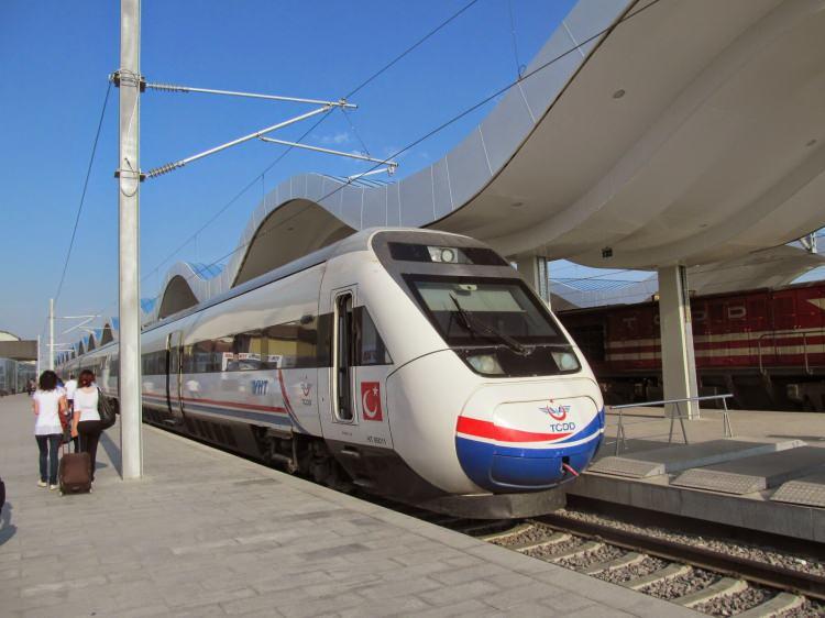<p>Proje kapsamında Konya, Karaman, Adana arasında 200 kilometre/saat hıza uygun hızlı tren hattı, Konya ve Ulukışla üzerinden gelen yüklerin, Mersin ve İskenderun limanlarına daha hızlı aktarılması sağlanacak. Günlük 34 çift tren olan hat kapasitesi 3 kat artacak.</p>