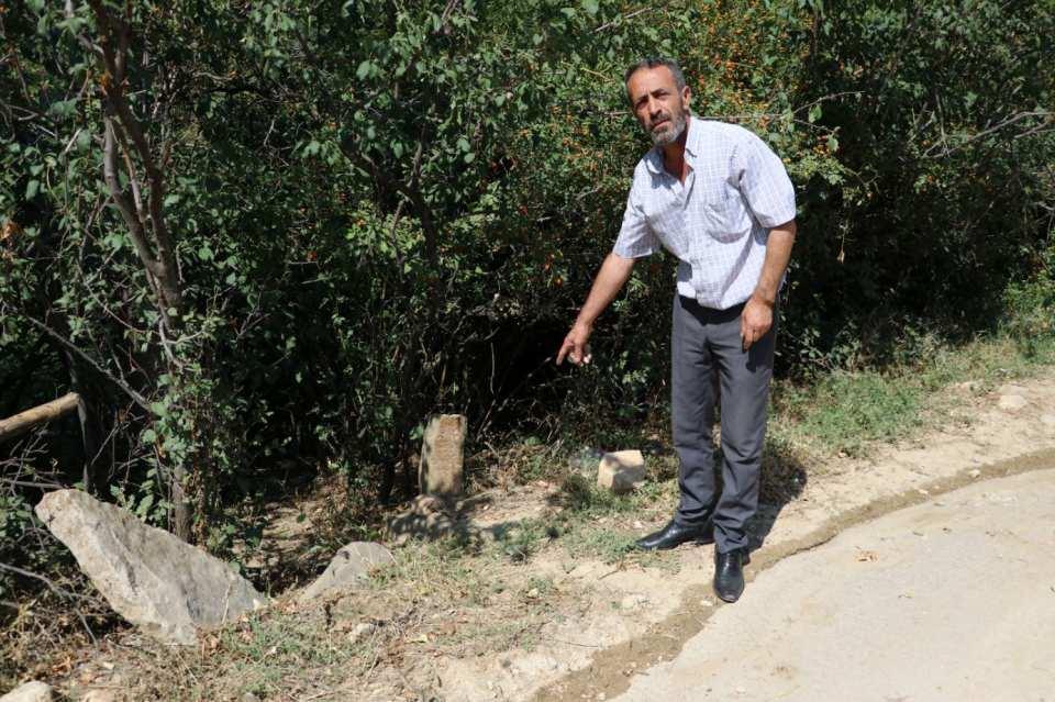 <p><strong>'ÜNİFORMASI, SİLAHI YANINDAYDI'</strong></p>
<p>Mahalle sakinlerinden Süleyman Karakaya da, "Al bayrağımızın simgesi olan şehitlerimiz İkiztepe'de çatıştı. Ordumuz köye doğru geldiklerinde köyümüzde şehit düştüler. Burada da bir şehidimiz var, ona da kabir yapılmasını istiyoruz. Mezarını kazdıklarında üniforması, silahı yanındaydı. Gece buradan geçip şehidimizi görenler var. 300 sene önceki şehit de bizim şehidimiz. Dünyanın neresinde Türk'ün bayrağı dalgalanıyorsa biz de diyoruz ki, her zaman şehidimizin, vatanımızın yanındayız. Ordumuzla her zaman gurur duyuyoruz. Kim olursa olsun, her zaman şehitlerimizin mezarının bakımına gidiyoruz" diye konuştu.</p>
<p> </p>