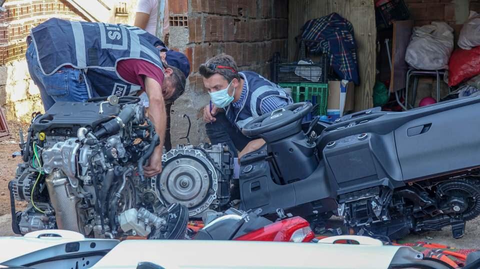 <p>Asayiş Şube Müdürlüğü Oto Hırsızlık Büro Amirliği ekipleri, Akdeniz Sanayi Sitesi'nde faaliyet gösteren bir iş yerinde parçalandığı belirlenen otomobilin, Kepez ilçesi Fatih Mahallesi'ndeki bir gecekonduya götürüldüğü saptadı.</p>
